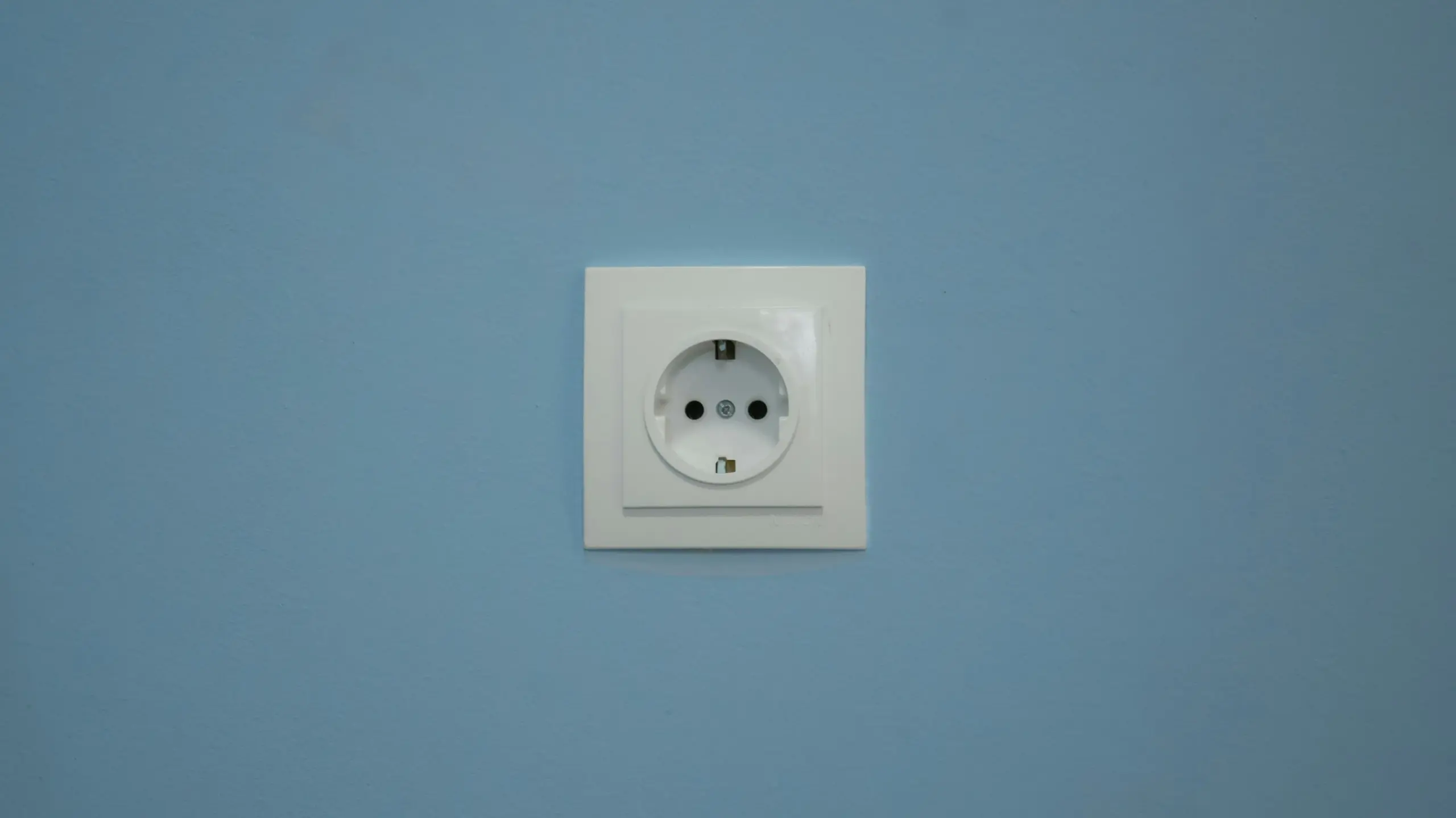 picture of power socket by gleb paniotov