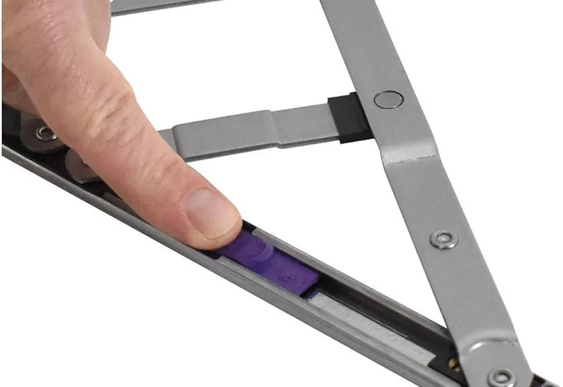 Release button on an easy-clean casement window hinge